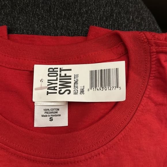Taylor Swift NWT Red Tour 2013 Sunglasses T-shirt from the Artist - Picture 8 of 8